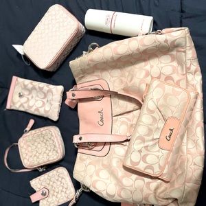 💕🎉.HOST PICK!! 🎉💕 RARE EXCLUSIVE: Full Coach purse set with wallet & mor…